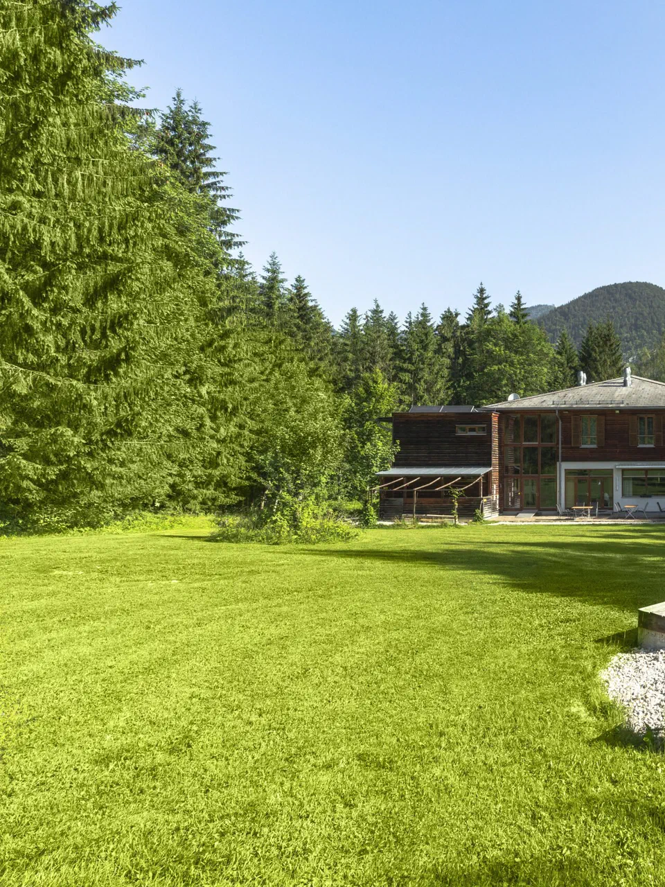 Garten mit Feuerstelle vor dem Haus