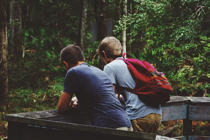 Jugendliche beim Wandern im Wald